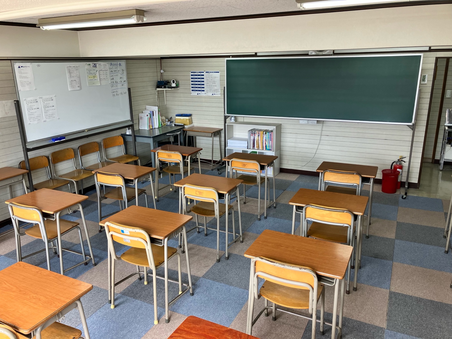 青山ゼミナールの教室内の写真。生徒が集中して学べる環境を整えています。
