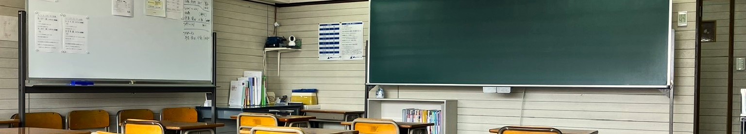 青山ゼミナール外観。1階に美容室とギフトショップがある建物の2階です。