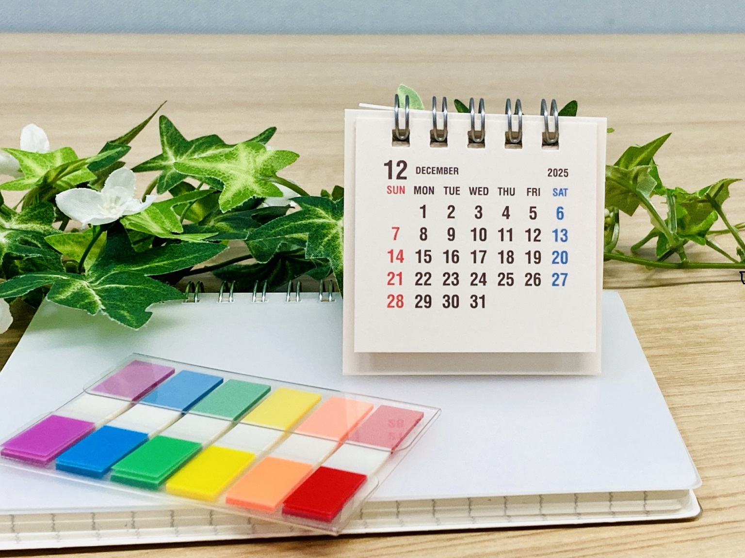 12月カレンダーとノート・付箋｜冬休みの勉強計画イメージ